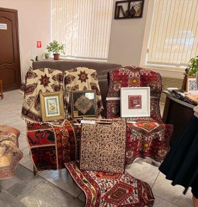 بازدید سفیر جمهوری اسلامی ایران از نمایشگاه کتاب و صنایع دستی در کتابخانه مرکزی آستراخان